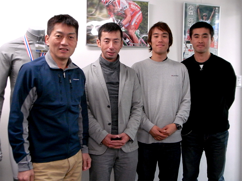 左から当社社長の中田、福島選手、奈良選手、五十嵐選手
