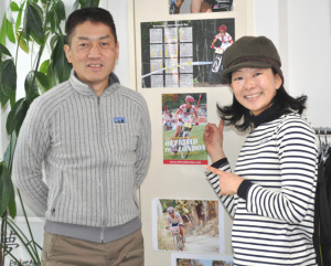 片山梨絵選手と弊社代表　中田のツーショット♪間には梨絵さん応援フライヤー！